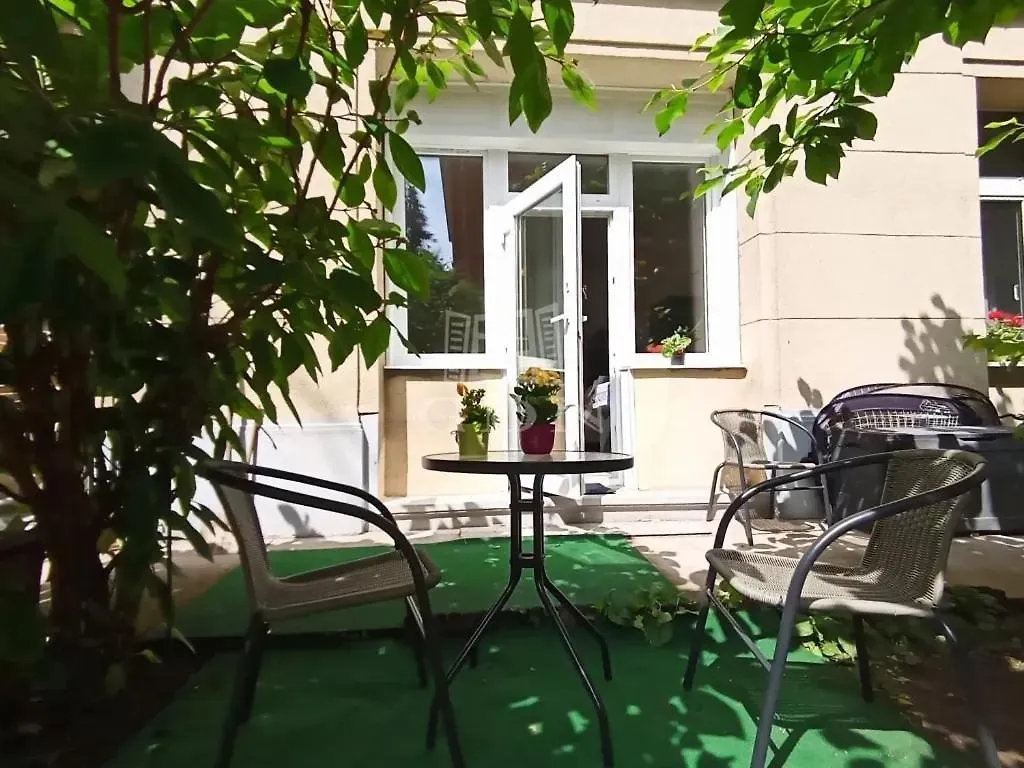 In The Heart Of Budapest Parliament 2 Min 47M2 And Garden Apartamento
