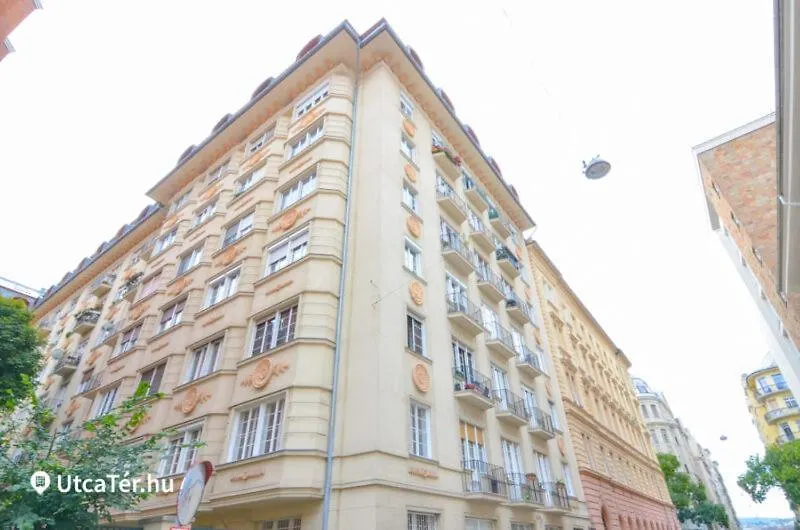 In The Heart Of Budapest Parliament 2 Min 47M2 And Garden Apartamento